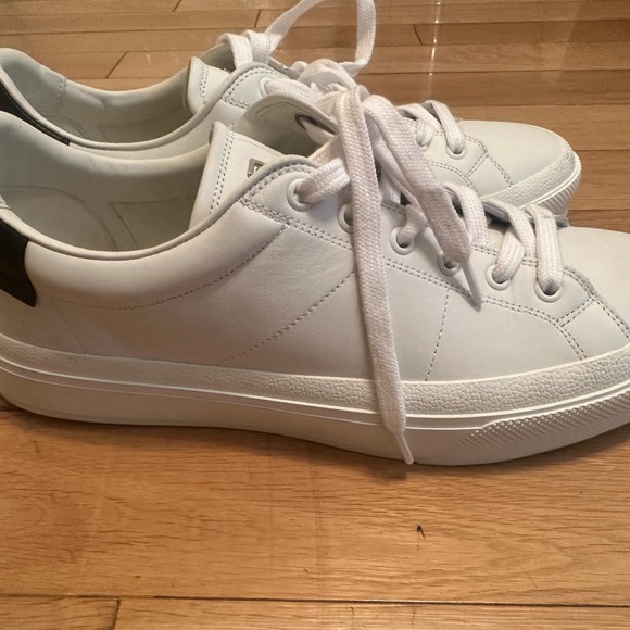 Brand new  💯 authentic
Givenchy City Court Low-Top Sneakers. Size 42 new - Picture 3 of 10